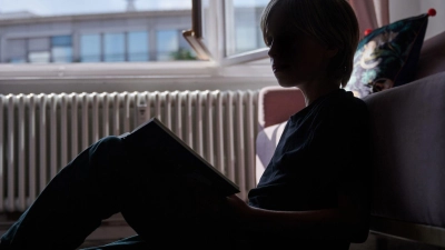 Papa, mir ist langweilig! Langeweile als Nähebedürfnis: Oft suchen Kinder bei Langeweile keine Beschäftigung, sondern Verbundenheit. (Foto: Annette Riedl/dpa/dpa-tmn)