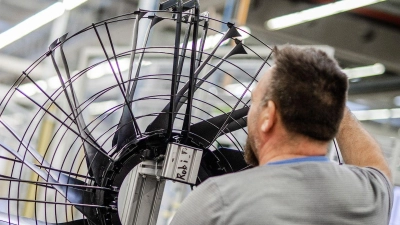 Ein Mitarbeiter des Elektromotoren- und Ventilatorenherstellers EBM-Papst, arbeitet in der Produktion an einem Ventilator. (Foto: Christoph Schmidt/dpa)