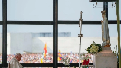 Papst Franziskus betet vor der Statue der Jungfrau Maria. (Foto: Gregorio Borgia/AP/dpa)