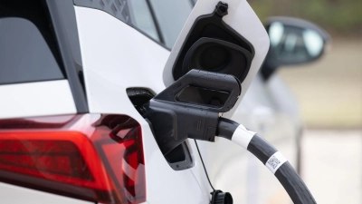 Stromer sind in der Regel teurer in der Anschaffung als Verbrenner - doch der Abstand schrumpft. (Archivbild) (Foto: Sebastian Kahnert/dpa)