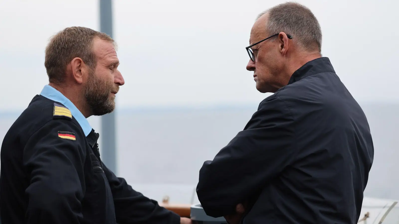 Der Bundeskanzler im Gespräch mit Fregattenkapitän Kübsch. (Foto: Jens Büttner/dpa)