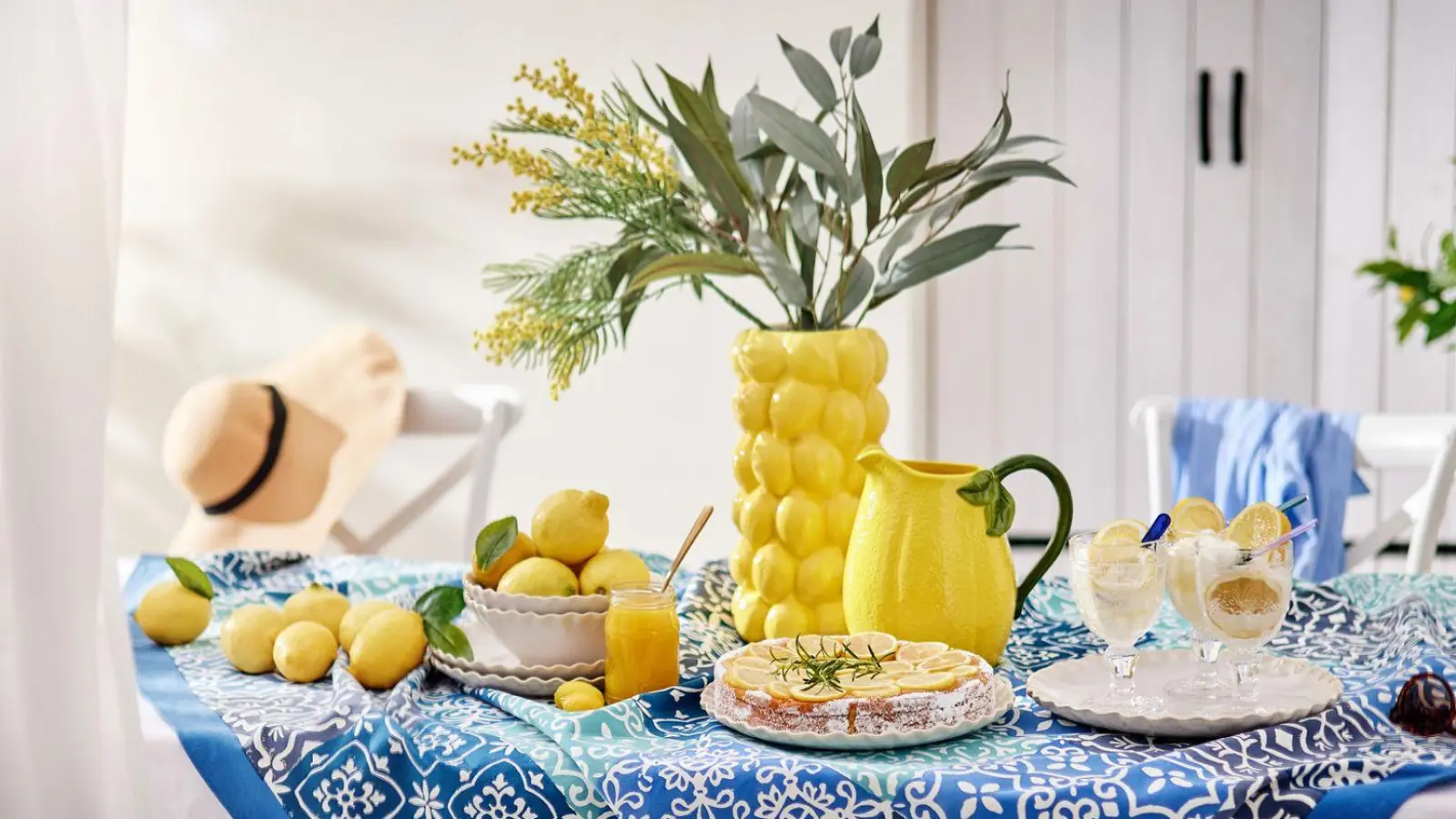 Mit wenig Aufwand etwas Urlaubsgefühl auf den Tisch bringen: Deko mit Zitronen-Motiven - hier von Butlers - ist gerade angesagt. (Foto: Butlers/dpa-tmn)