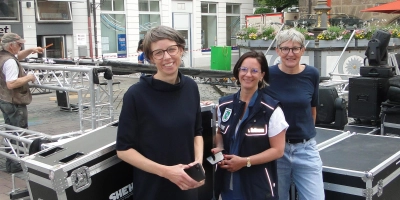Sie versuchen im Chaos kühlen Kopf zu behalten (von links): Nadja Wilhelm, Isabella Ruttmann und Maria Bayer beim Bühnenaufbau am Stadthaus. (Foto: Winfried Vennemann)
