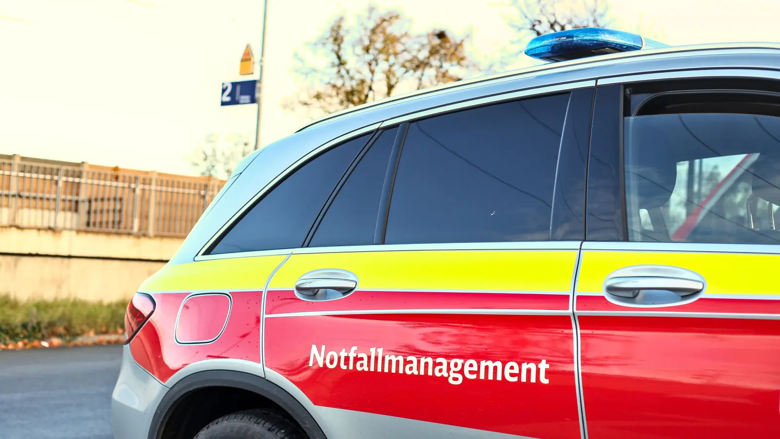 Auf der Bahnstrecke Nürnberg–Ansbach legte ein Notarzteinsatz den Zugverkehr am Sonntagnachmittag lahm. (Symbolbild: Tizian Gerbing)