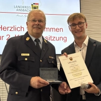 Der scheidende Kreisbrandrat Thomas Müller (links) erhielt die Auszeichnung aus der Hand von Landrat Marco Meier (rechts). (Foto: Annika Köchling (a.koechling@flz.de))