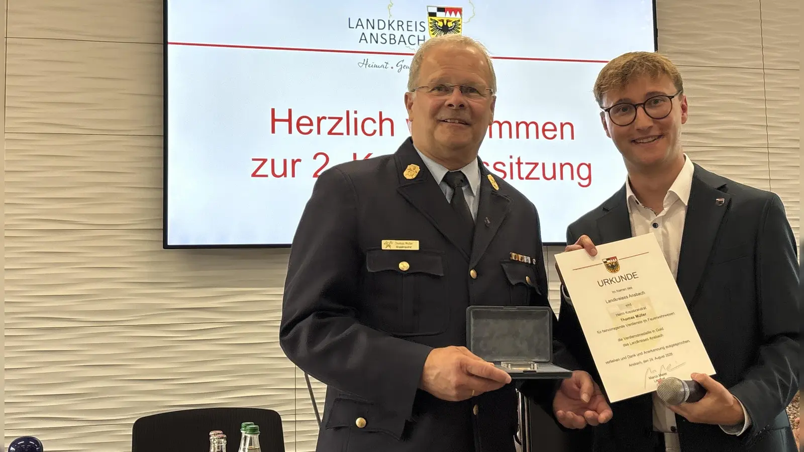 Der scheidende Kreisbrandrat Thomas Müller (links) erhielt die Auszeichnung aus der Hand von Landrat Marco Meier (rechts). (Foto: Annika Köchling (a.koechling@flz.de))