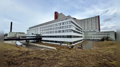 In das neue Zentrum für Intensivmedizin neben dem Augsburger Uniklinikum wurden 190 Millionen Euro investiert. (Foto: Ulf Vogler/dpa)