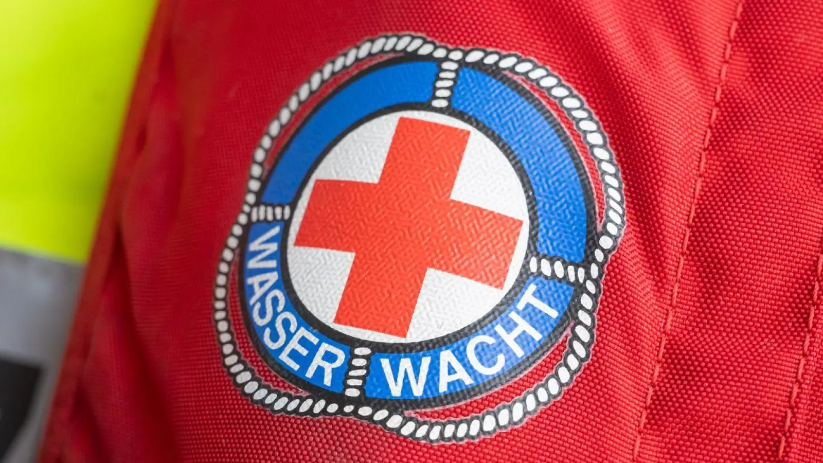 Bei dem Rettungseinsatz war auch die Wasserwacht beteiligt. (Symbolbild) (Foto: Peter Kneffel/dpa)