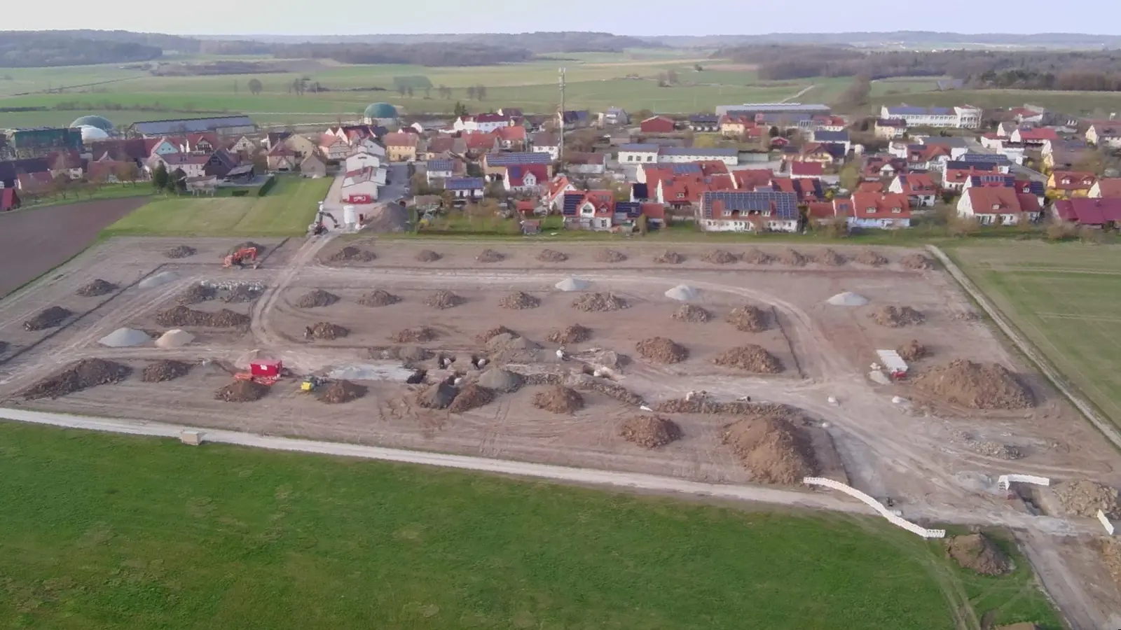 Platz für 24 Häuser wird im Baugebiet „Am Kreuthbach” im Süden Geslaus geschaffen. Die Erschließung läuft und soll auch die Verlegung von Nahwärme-Rohren bis an die Grundstücke umfassen.  (Foto: Gemeinde Geslau)