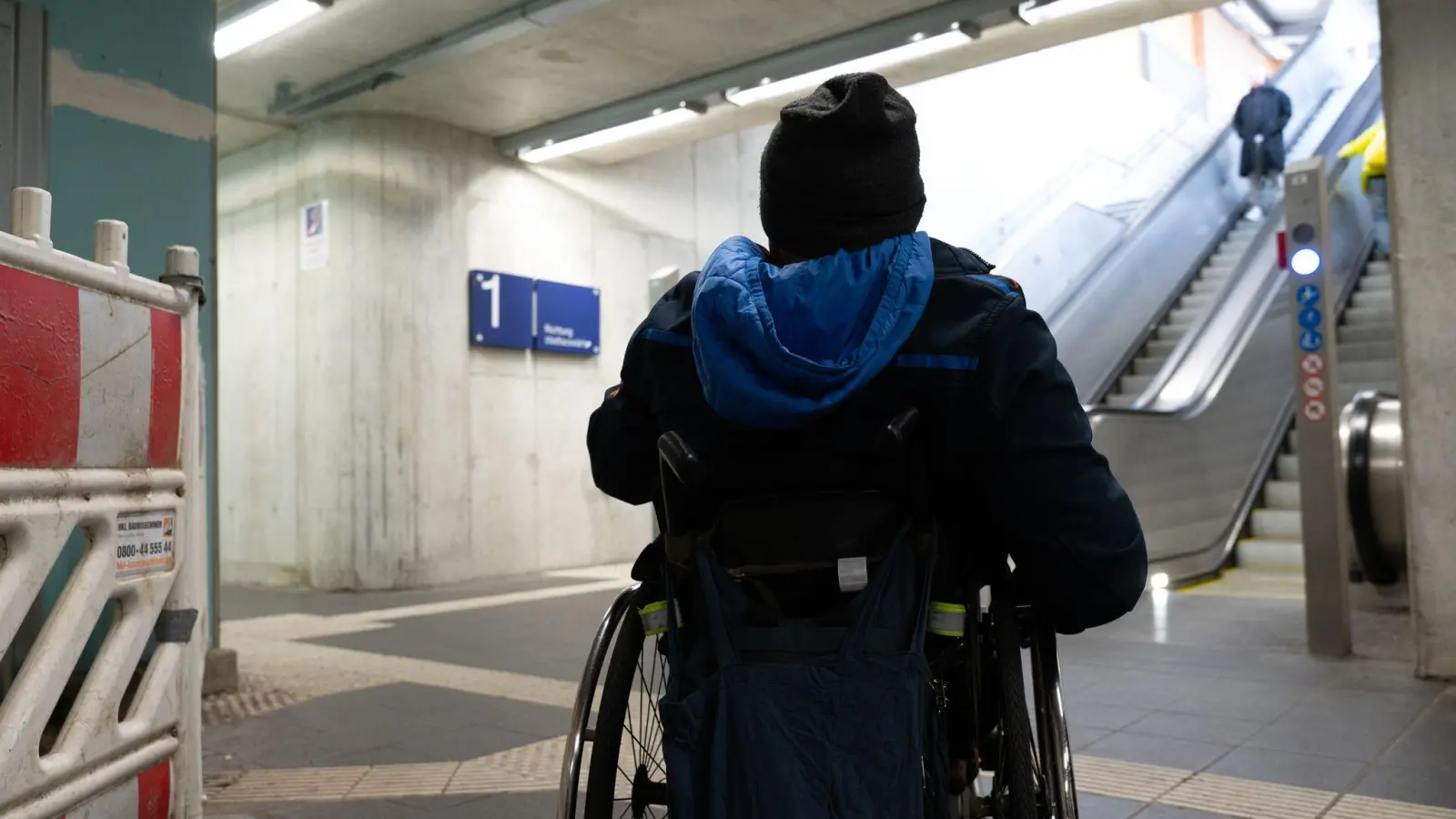 Rollstuhlfahrer haben es an Bayerns Bahnhöfen nicht leicht. Aufzüge fallen häufig aus - wie hier an der Münchner S-Bahnstation Laim. (Symbolbild) (Foto: Magdalena Henkel/dpa)