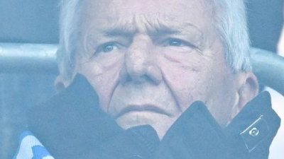 Hoffenheims Mäzen Dietmar Hopp muss sich Fanproteste gegen seinen Freund Roger Wittmann ansehen. (Foto: Uwe Anspach/dpa)