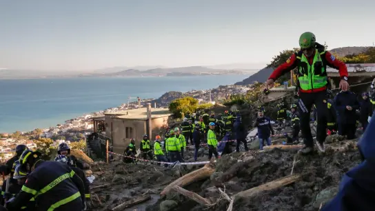 Rettungskräfte sind auf der süditalienischen Insel Ischia im Einsatz, nachdem schwere Regenfälle Erdrutsche ausgelöst hatten. (Foto: Salvatore Laporta/AP/dpa)
