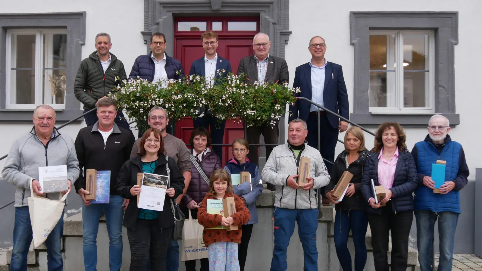 Die glücklichen Gewinnerinnen und Gewinner zeigten ihre Preise, die sie bei einem Gewinnspiel während einer Radelveranstaltung im September in der „Altmühl-Mönchswald-Region“ erhalten hatten. Die fünf Bürgermeister freuten sich mit. (Foto: Daniel Ammon)
