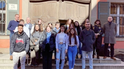 Die Schülerinnen und Schüler der baskischen Schule BHI Lekeitio und ihre Lehrkräfte wurden von Dinkelsbühls Oberbürgermeister Dr. Christoph Hammer (hintere Reihe, links) empfangen. (Foto: Sieglinde Eiber)