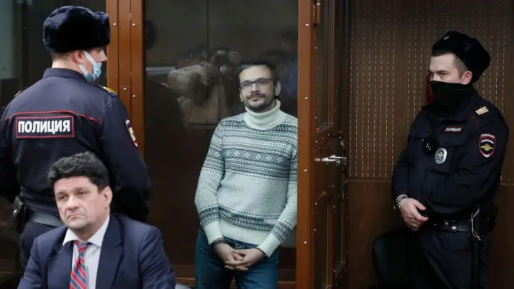 Der russische Oppositionsaktivist Ilja Jaschin muss in Haft. Er wurde wegen angeblicher Verunglimpfung der russischen Streitkräfte zu achteinhalb Jahren Haft verurteilt. (Foto: Yury Kochetkov/Pool EPA via AP/dpa)