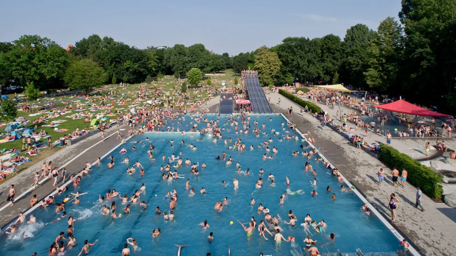 Auch in bayerischen Schwimmbädern werden immer mehr Sexualstraftaten registriert. (Archivbild) (Foto: Daniel Karmann/dpa)