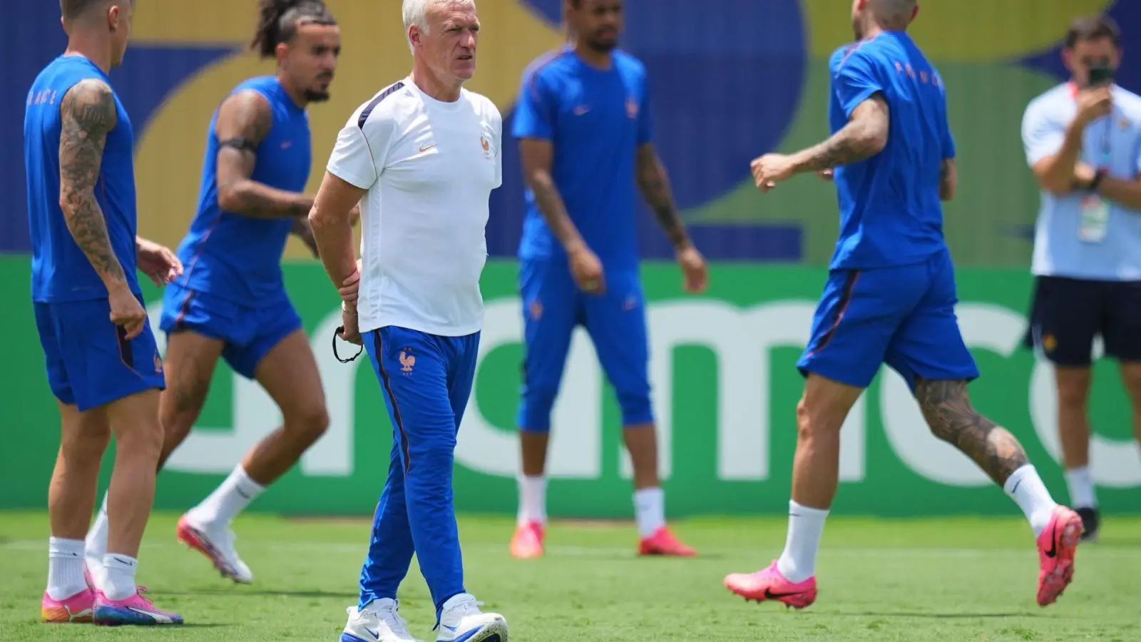 Didier Deschamps sieht Spanien als Favoriten für das Duell im Halbfinale. (Foto: Julio Cortez/AP/dpa)