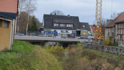 Auf der neuen Steinachbrücke in Gutenstetten werkeln die Arbeiter noch fleißig, da wird im Gemeinderat schon über den späteren Namen diskutiert. Robert-Picat-Brücke ist ein heißer Anwärter. (Foto: Johannes Zimmermann)