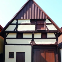 Die Renovierung einer Scheune, die zum Areal Nördlinger Straße 25 in Dinkelsbühl gehört, war bereits vom Bezirk Mittelfranken ausgezeichnet worden. Zum selben Grundstück gehört auch eine denkmalgeschützte Gartenmauer, die nun instand gesetzt wird.  (Foto: Bezirk Mittelfranken/Julia Krieger)