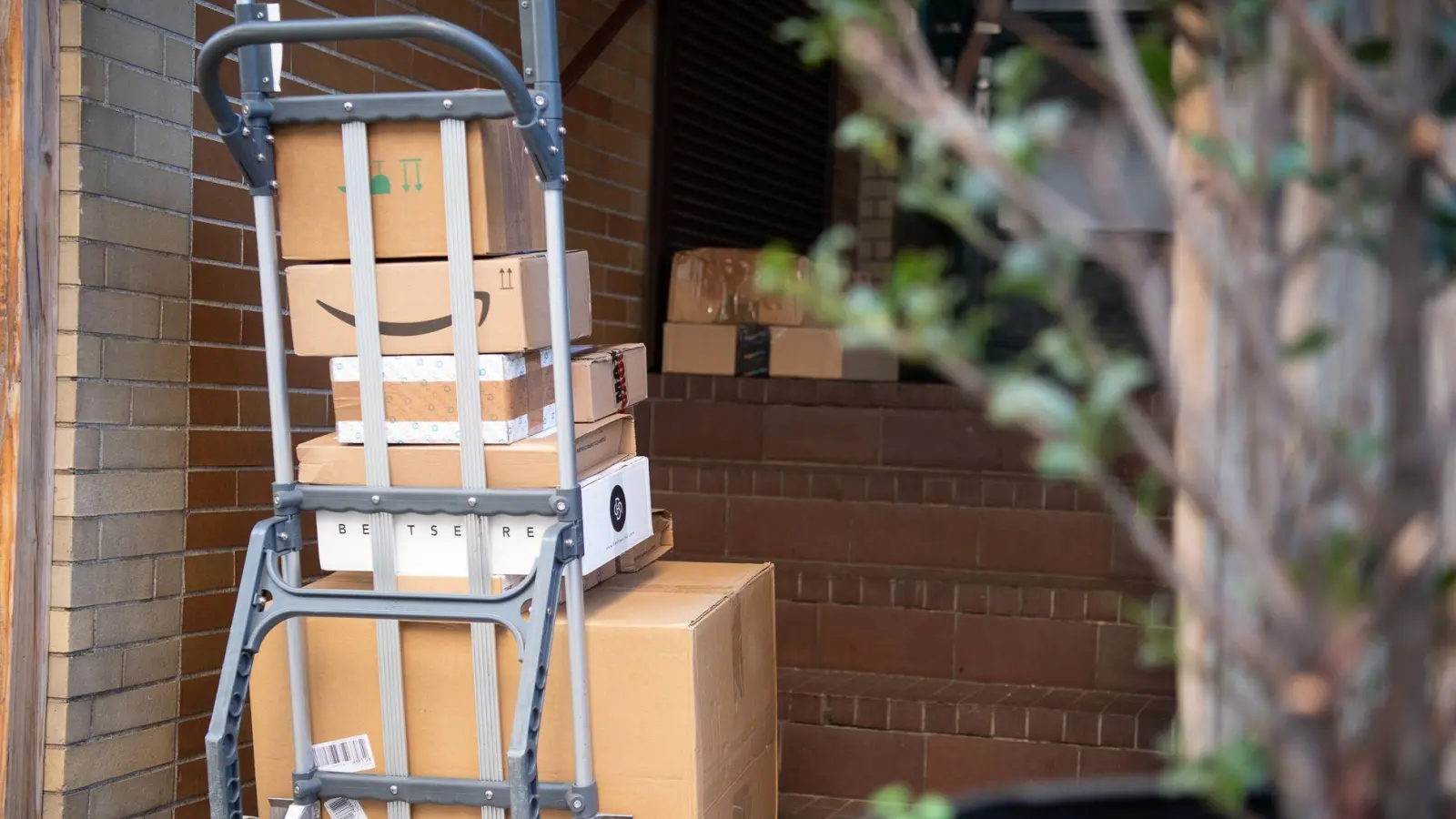 Kommt sie pünktlich, unbeschädigt und am richtigen Ort an? Nicht immer geht bei Brief- und Paketsendungen immer alles glatt. Gut zu wissen, was dann zu tun ist. (Foto: Sebastian Gollnow/dpa)