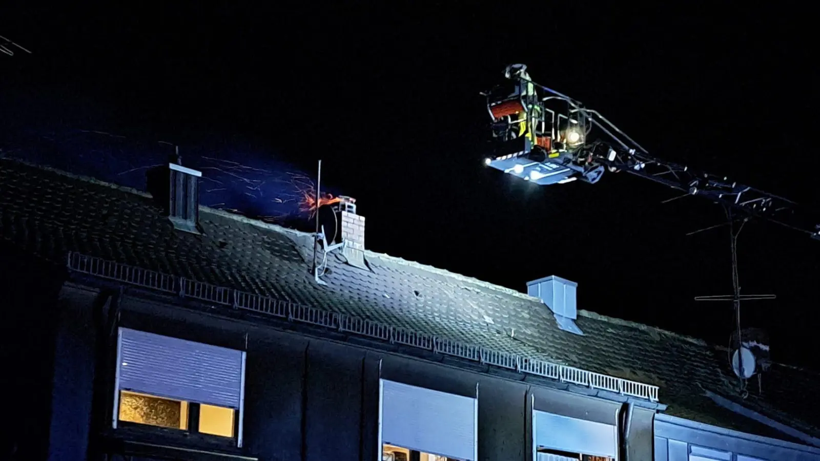 In der Hardenbergstraße in Ansbach ist ein Kamin in Brand geraten. (Foto: Alexander Biernoth)