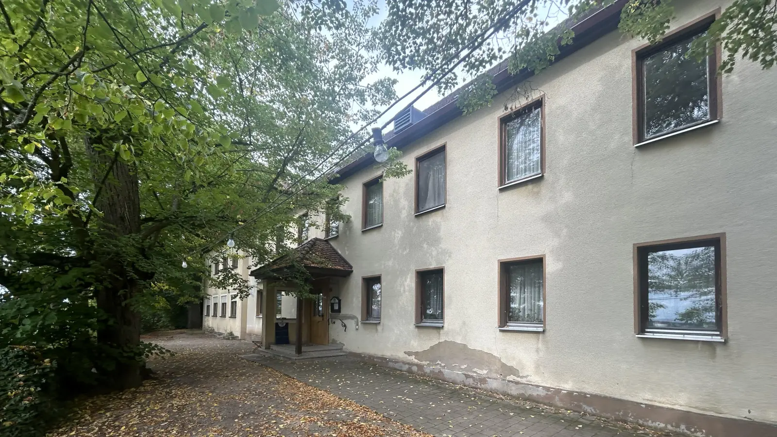 Im ehemaligen Biergarten genossen viele Ansbacher eine Brotzeit, fränkische Klassiker oder einfach nur den Blick über Ansbach. Das ist nun Geschichte. (Foto: Florian Pöhlmann)