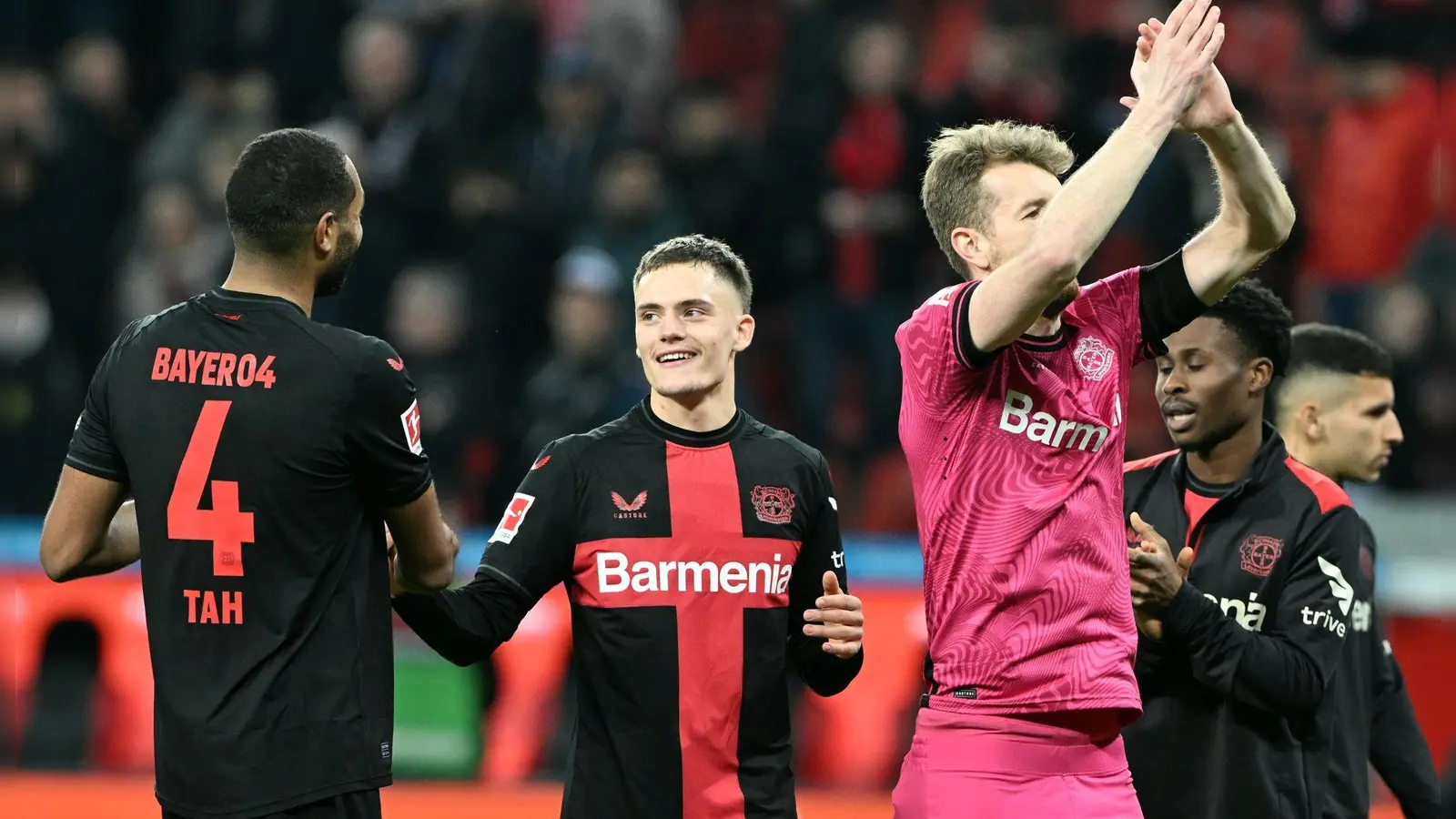 Leverkusens Jonathan Tah (l-r), Florian Wirtz, Torwart Lukas Hradecky, Amine Adli und Exequiel Palacios feiern den 2:0-Sieg. (Foto: Federico Gambarini/dpa)