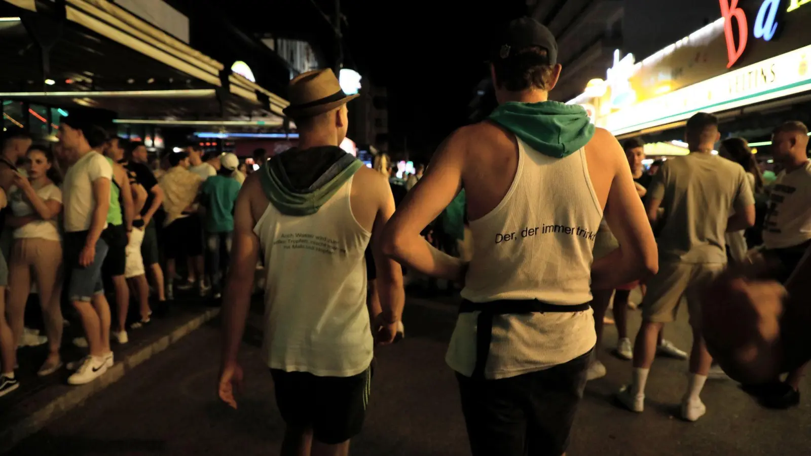 Vorwiegend junge Leute gehen am Abend durch die Schinkenstraße im Party-Viertel Ballermann auf Mallorca. (Foto: Clara Margais/dpa)