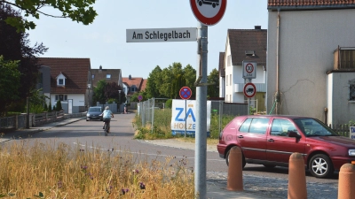 Die nördliche Zufahrt in die Wassertrüdinger Straße „Am Schlegelbach“: Wie hier eine Lösung der Verkehrsprobleme erreicht werden kann, ist weiter unklar. Mittlerweile geht es bei diesem Konflikt aber um weit mehr als nur um Fahrzeuge. (Foto: Peter Tippl)
