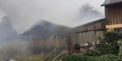 Vier Feuerwehren bekämpfen den Brand einer Sauna in Mettelaurach (Markt Erlbach). (Foto: Rainer Weiskirchen)