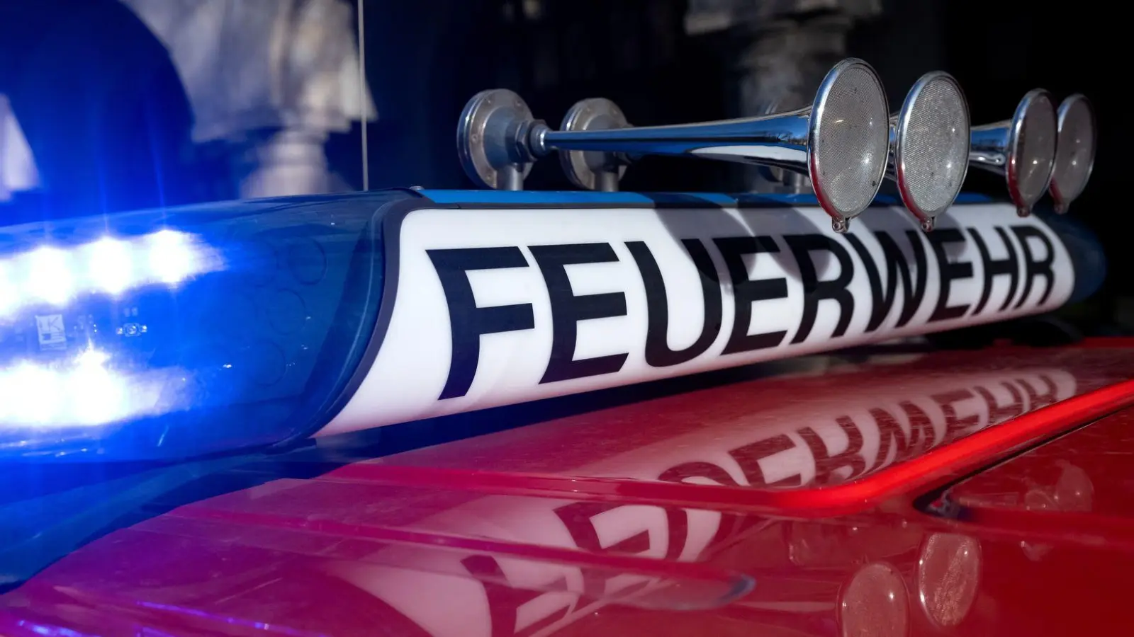 Die Feuerwehr ist mit einem Großaufgebot im Einsatz. (Symbolbild) (Foto: Sven Hoppe/dpa)