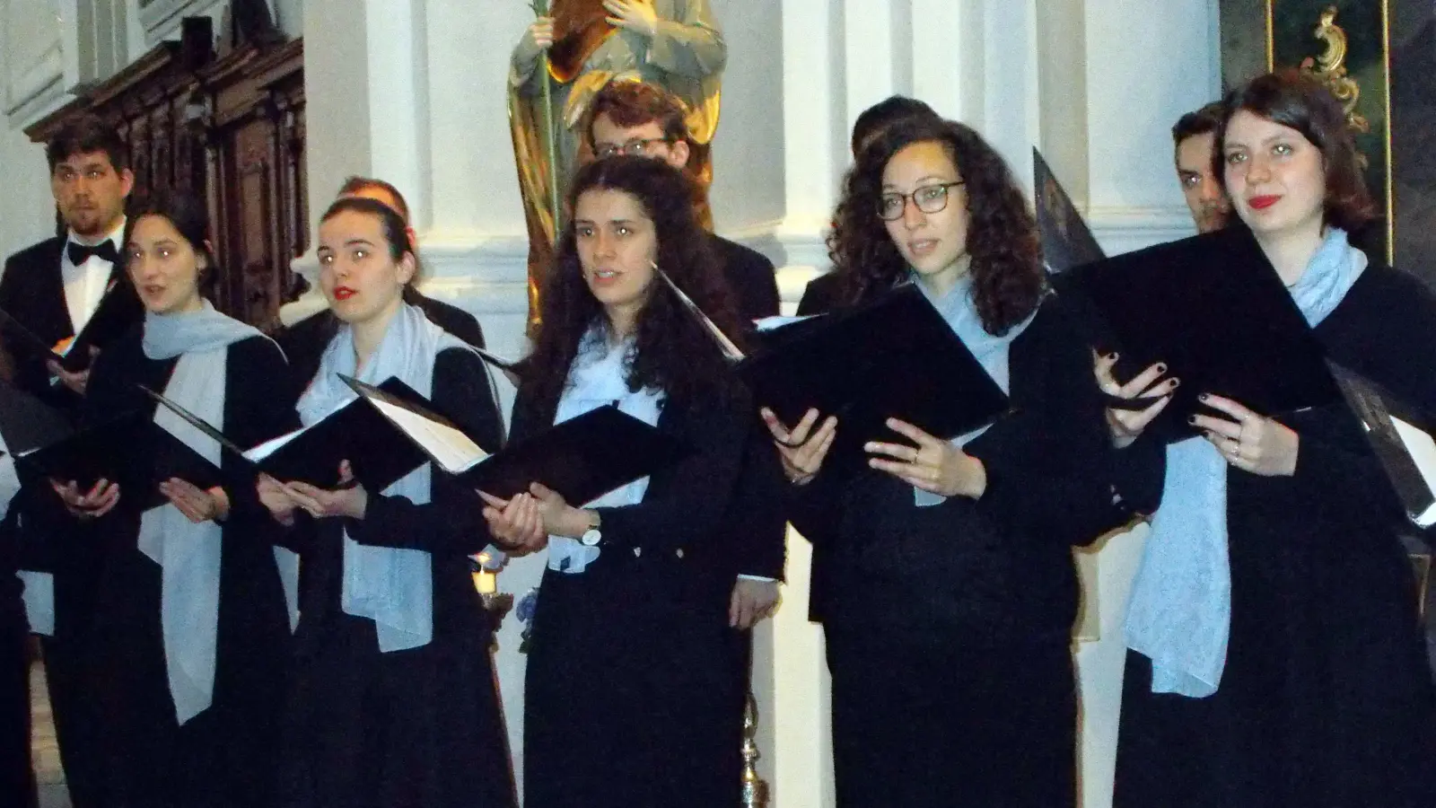 Beeindruckten mit ihrer nuancenreichen Gesangskunst: Mitglieder des Kammerchores der Weimarer Musikhochschule. (Foto: Reinhard Kalb)