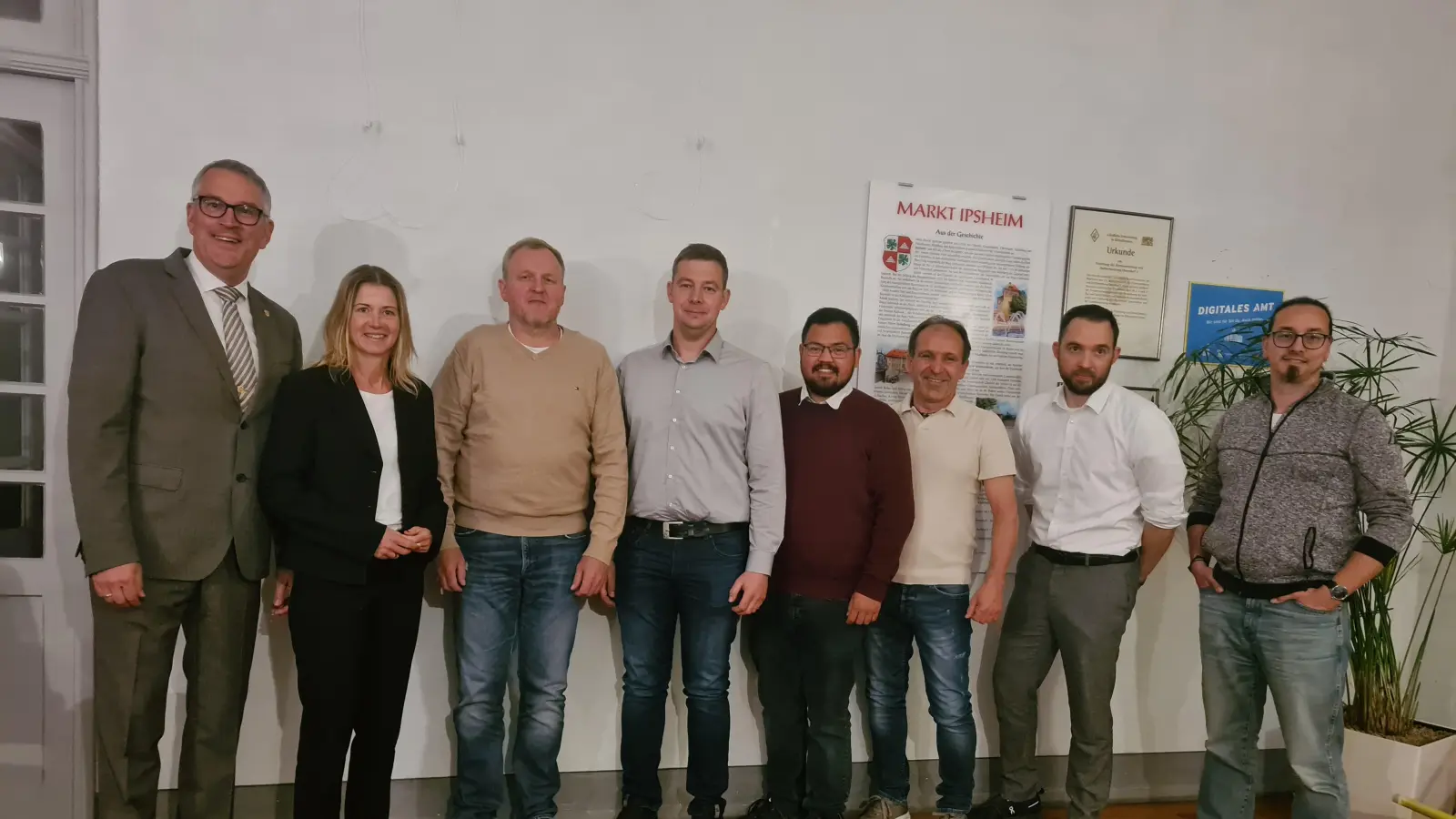 Bürgermeister Stefan Schmidt vereidigte die neuen Ratsmitglieder und seine Stellvertreter (von links): Gabi Schöttle, Norbert Schuh, Stephan Weinmann, Hans Rauscher, Norbert Kopp, Felix Windisch und Jan Freisler. (Foto: Anna Franck)