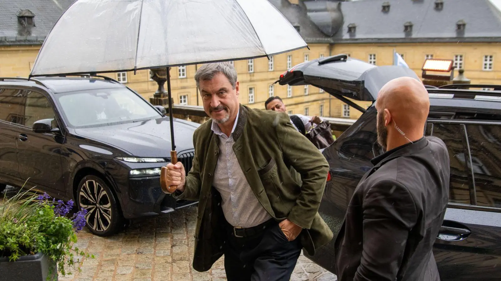 Ministerpräsident Söder will die Handynutzung an Schulen einschränken. (Foto: Pia Bayer/dpa)