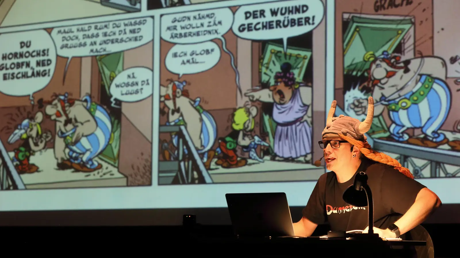 Voll dabei: der Komiker Stefan „Das Eich“ Eichner liest „Dunnerkeil“, seine oberfränkische Übersetzung von „Asterix der Gladiator“. (Foto: Thomas Wirth)