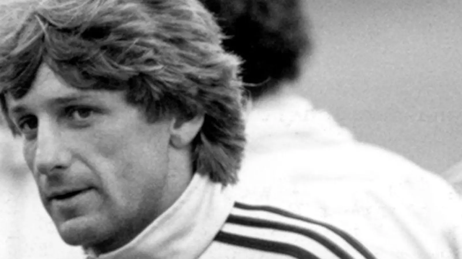 Der ehemalige Fußball-Nationalspieler Frank Mill ist tot. (Foto: Bernd Weissbrod/dpa)