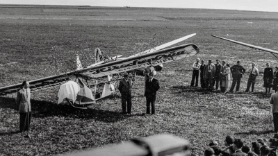 Auch ein Gleiter wurde von den Emskirchener Flugpionieren gebaut. Bemerkenswert ist hier auch die Werbung am Flügel. (Repro: Mirko Fryska)