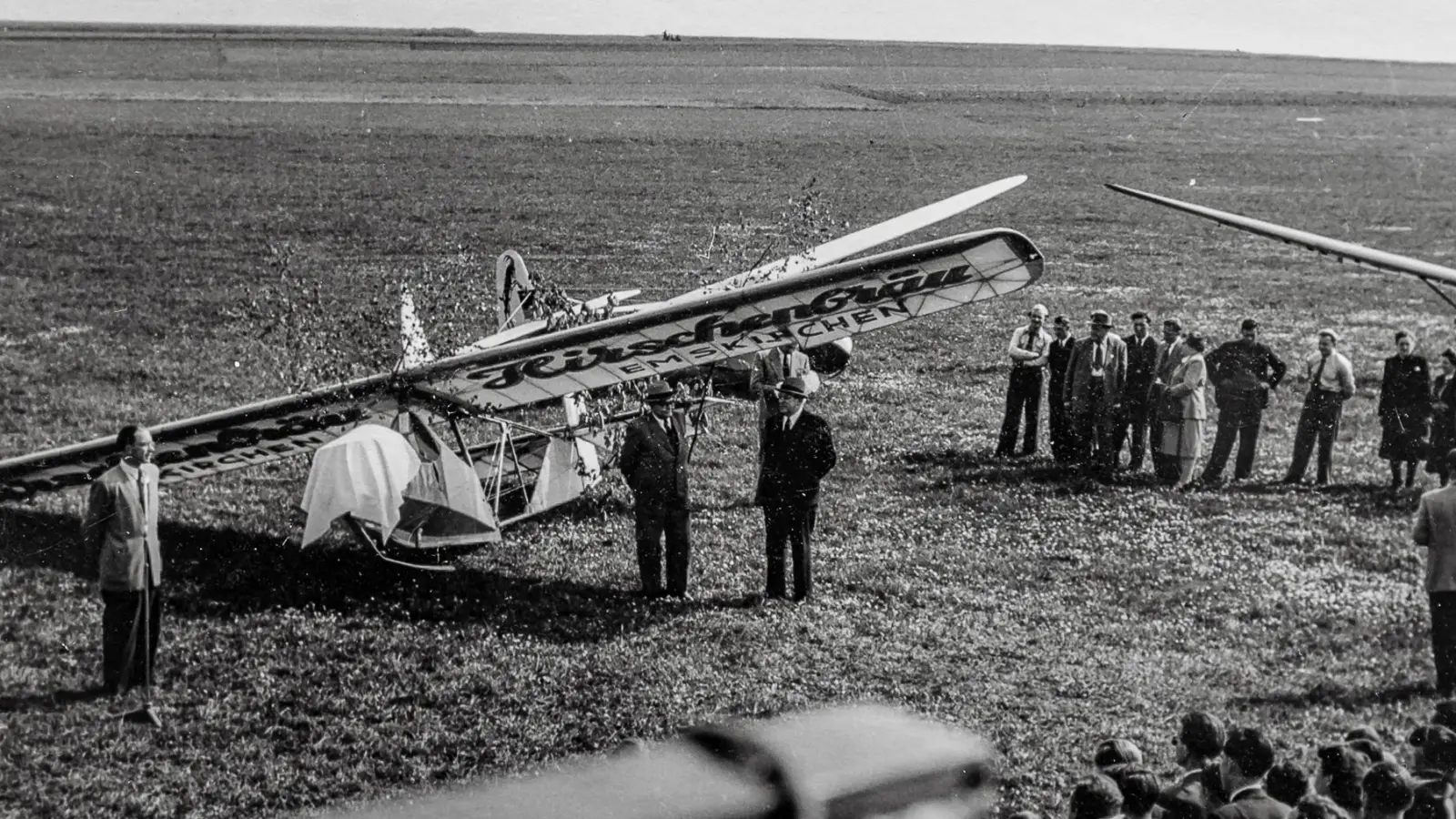 Auch ein Gleiter wurde von den Emskirchener Flugpionieren gebaut. Bemerkenswert ist hier auch die Werbung am Flügel. (Repro: Mirko Fryska)