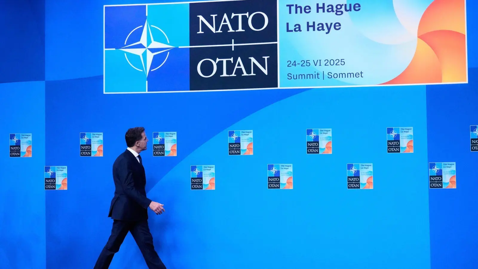 In Den Haag geht es unter anderem um sehr viel Geld - die Mitgliedsstaaten wollen sich auf deutlich höhere Investitionen in ihr Militär verständigen. (Foto: Matthias Schrader/AP/dpa)