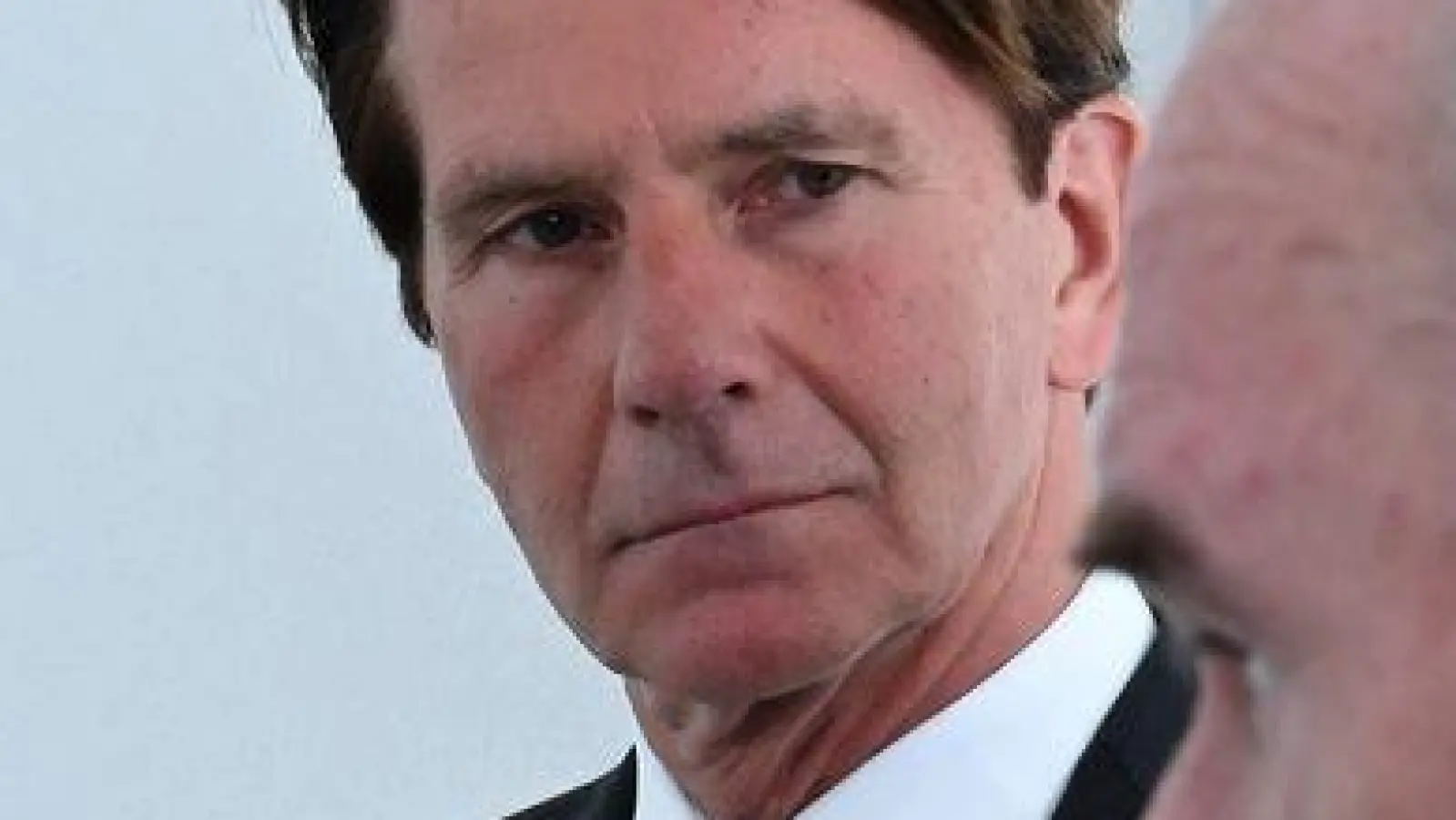 Der ehemalige Regierungssprecher Béla Anda (Mitte) macht künftig Öffentlichkeitsarbeit für die in Hamburg vor Gericht stehende Unternehmerin Christina Block. (Archivbild) (Foto: Wolf von Dewitz/dpa)