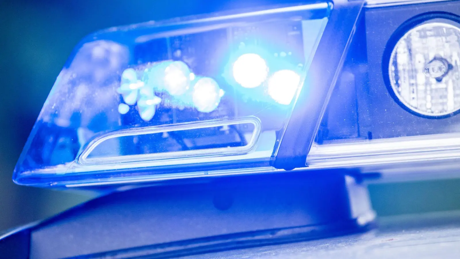 Eine Passantin hat einen Säugling alleine in einem geparkten Auto mit offenen Fenstern in Bad Aibling (Landkreis Rosenheim) entdeckt. (Symbolbild) (Foto: Lino Mirgeler/dpa)