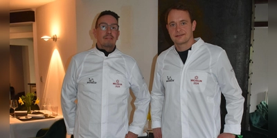 Christian Stahl (rechts) und Mirko Schweiger haben allen Grund zur Freude: Der Winzerhof Stahl in Auernhofen (Gemeinde Simmershofen) wurde mit einem Michelin-Stern ausgezeichnet. (Foto: Ute Niephaus)