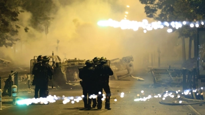 Beamte der Bereitschaftspolizei patrouillieren bei Unruhen auf einer Straße in Nanterre. (Foto: Aurelien Morissard/AP/dpa)