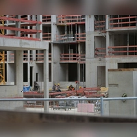 Ein neues Wohnhaus entsteht im Münchner Stadtteil Freiham. Doch gemessen am Bedarf wird in Bayerns Städten viel zu wenig gebaut. (Symbolbild) (Foto: Malin Wunderlich/dpa)