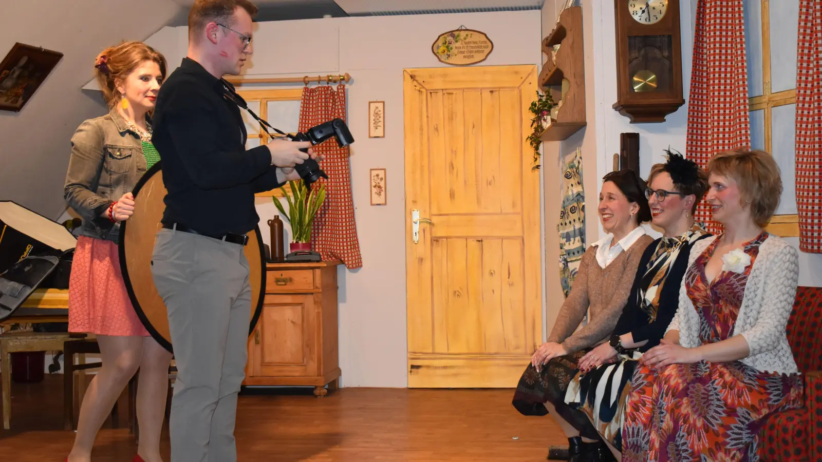 Eine Szene aus „Die (k)nackigen Landfrauen“: Die Akteurinnen und Akteure der Theatergruppe des Brauchtumsvereins Breitenau begeisterten das Publikum.  (Foto: Erich Herrmann)