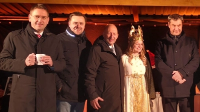 Im Advent 2022 war Ministerpräsident Markus Söder (rechts) dem Ruf des Christkinds nach Schillingsfürst gefolgt. Das Foto zeigt ihn mit Landrat Dr. Jürgen Ludwig, Landtagsabgeordnetem Andreas Schalk und Bürgermeister Michael Trzybinski (von links).  (Foto: Jürgen Binder)