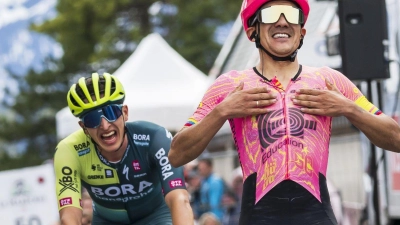 Richard Carapaz (r) setzte sich auf der vierten Etappe der Tour de Romandie knapp gegen Florian Lipowitz durch. (Foto: Jean-Christophe Bott/KEYSTONE/dpa)