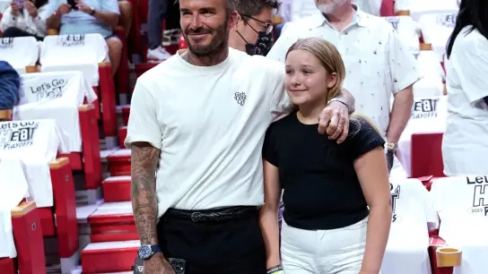 David Beckham mit seiner Tochter Harper bei einem Basketballspiel in Miami. (Foto: Lynne Sladky/AP/dpa)