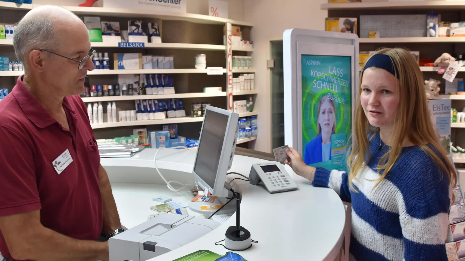 Eine alltägliche Szene in der Apotheke: Mit Hilfe ihrer Gesundheitskarte löst eine Kundin ihr elektronisches Rezept ein. Doch dies klappt keineswegs immer ohne Probleme. (Foto: Kurt Güner)