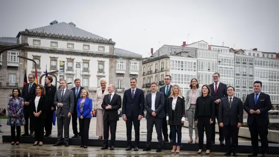 Der spanische Ministerpräsident Pedro Sánchez und Bundeskanzler Olaf Scholz posieren zusammen mit ihren Kabinettskollegen für ein Foto in La Coruña in Spanien. (Foto: Kay Nietfeld/dpa)